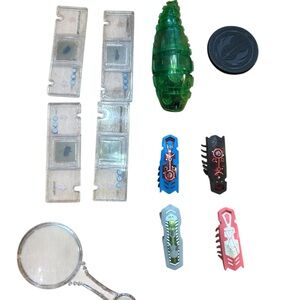 4 Hexbugs and Hexbug Larva